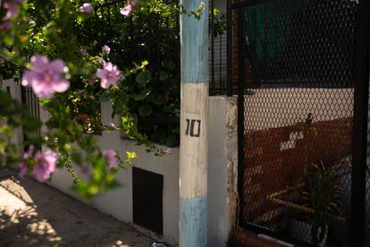 A light pole decorated with the colors of the Argentina national team and the number of its captain, on a street in Rosario.