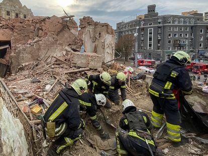 Firefighters are working to rescue the body of a minor who was a victim of the Russian bombing of Kharkiv this Friday.