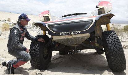 Carlos Sainz examines his car after it broke down Wednesday.