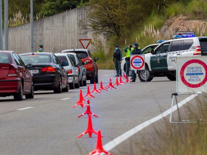 A Civil Guard check at Siero, in Asturias on Saturday after a perimetral lockdown was imposed.