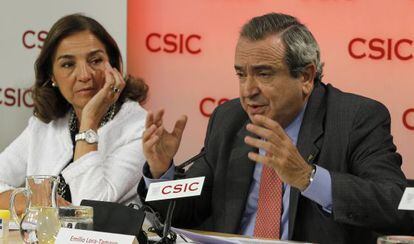 CSIC president Emilio Lora-Tamayo, with the secretary of State of Investigation, Carmen Vela.