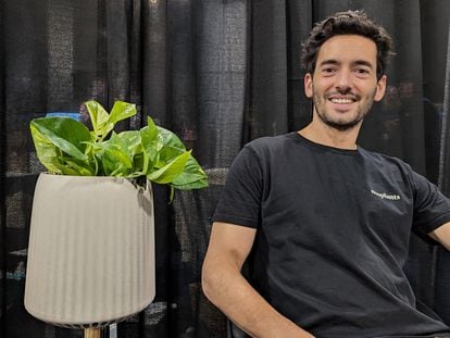 Alexandre Galbiati, from startup Neoplants, with a genetically modified plant that purifies home air.