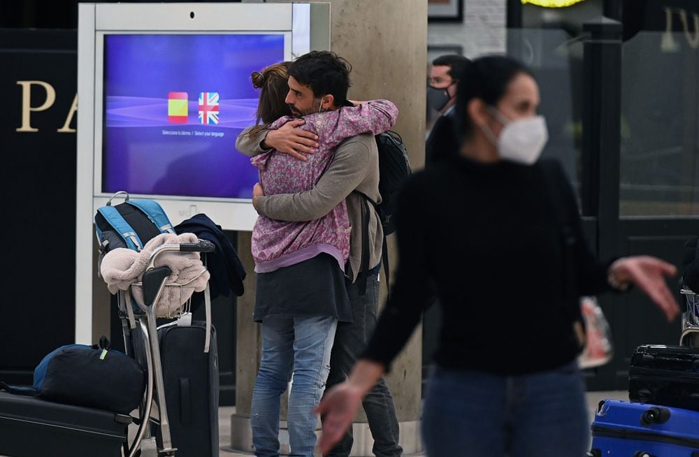 Spain suspends flights from the UK apart from those carrying Spaniards, Spanish residents