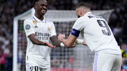 Real Madrid's Karim Benzema, right, celebrates with teammate Vinicius Junior after scoring his sides first goal during their Champions League, round of 16, second leg soccer match against Liverpool at the Santiago Bernabeu stadium in Madrid, Spain, Wednesday, March 15, 2023.
