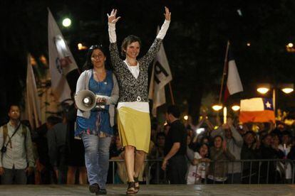 Carolina Troh&aacute; celebrates her victory Sunday night to become Santiago&#039;s new mayor.