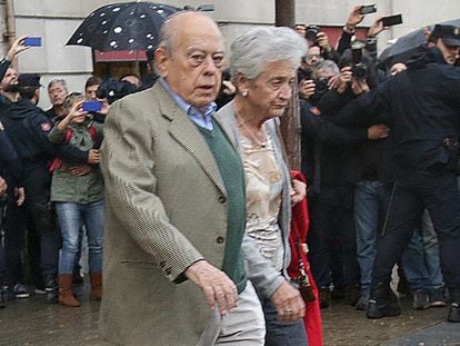 Video: Jordi Pujol and his wife leave their home.