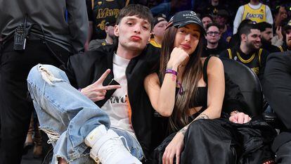 Peso Pluma and Nicki Nicole at a basketball game in Los Angeles on February 8.