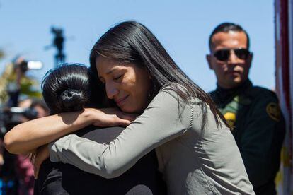 Jeanette Lorenzo hugs her mother at the border.