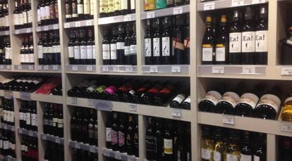 A well-stocked Spanish supermarket wine section.