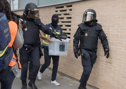 National Police officers confiscating a ballot box in Lleida, Catalonia.