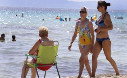 Tourists enjoying the beach at Alcudia, Mallorca.