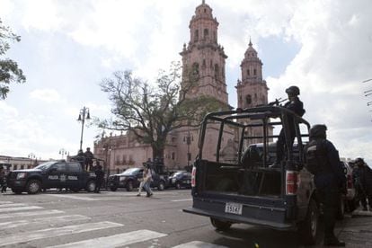 Federal troops enter Morelia, capital of Michoacán.
