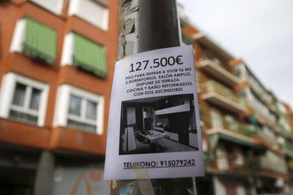 An ad for an apartment on sale. At the height of the property boom, when it seemed that Entrevías might gentrify, some people bought three-bedroom apartments for €300,000. These days, they are worth a third of that, says Pilar López, who owns the real estate agency Entrefincas.