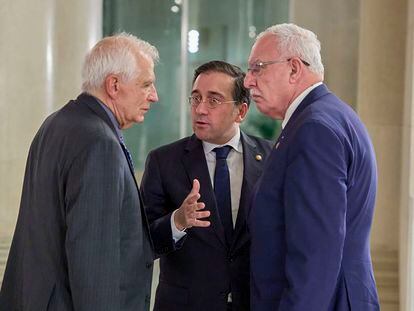 The Spanish Minister of Foreign Affairs, José Manuel Albares (center) chats with the High Representative of the European Union for Foreign Affairs, Josep Borrell (left), before the welcome dinner of the 8th Regional Forum of the Union for the Mediterranean (UfM) , on Sunday in Barcelona.