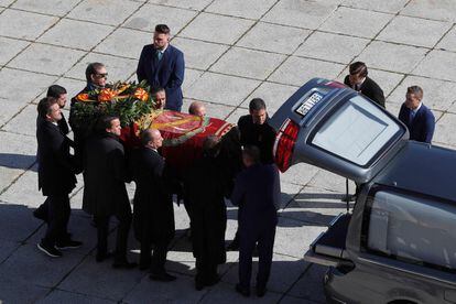 The Franco family prepares to place the coffin in the funeral car, ready to be transported to the awaiting helicopter. The relatives shouted, “¡Viva Franco! ¡Viva España!” 