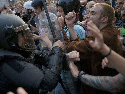 Confrontations between the police and the protesters in Barcelona.
