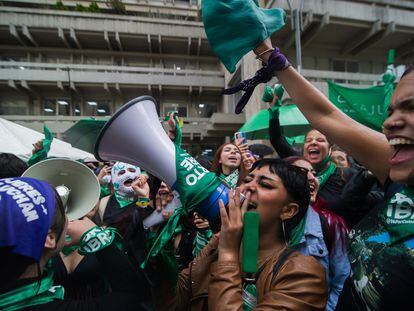 Women celebrate the decision of the Constitutional Court of Colombia to approve the decriminalization of abortion until the 24th week of pregnancy, in Bogotá, on February 21, 2022.