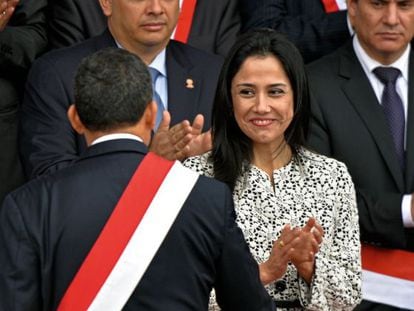 Nadine Heredia applauds her husband, President Ollanta Humala.