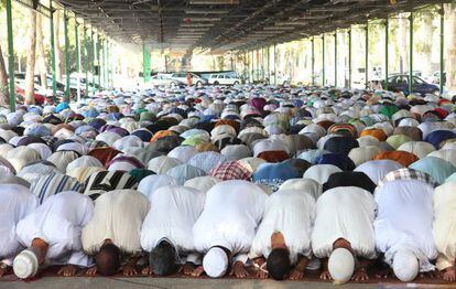 Muslim worshippers praying in a temporary location in Lleida. Debate is raging over plans for a new, permanent mosque.