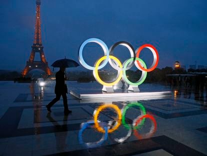 A display of the Olympic rings is set up on Trocadero plaza that overlooks the Eiffel Tower, in Paris, France, on September 13, 2017.