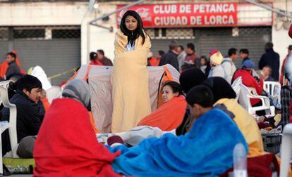 A girl wrapped in a blanket in Huerto de la Rueda, Lorca, where the authorities are attending to people affected by the quakes.