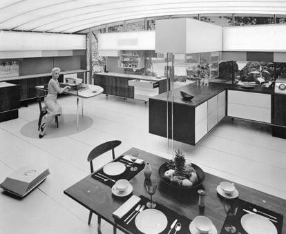 The “Miracle Kitchen of the Future” combined a sleek, modular design with space-age technology. 