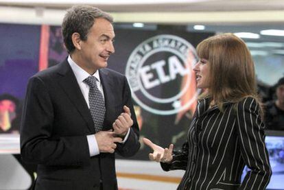 José Luis Rodríguez Zapatero tals to Antena 3's Gloria Lomana, shortly before the start of Monday night's interview.