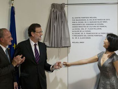 The mayor of Málaga, the Spanish prime minister and the French culture minister at the inauguration of the Málaga Pompidou center.