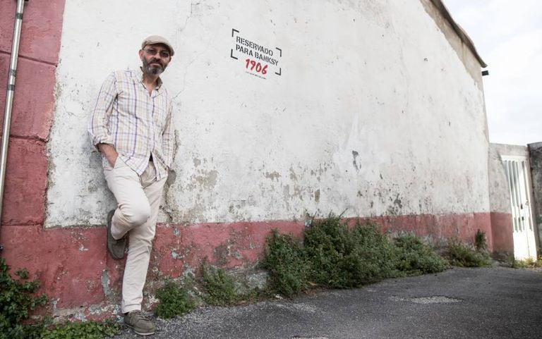 Eduardo Hermida, promoter of the Meninas de Canido, in front of the space reserved for Banksy.