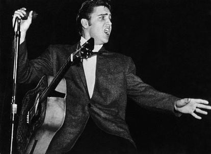 The hillbilly cat: Elvis on stage.
