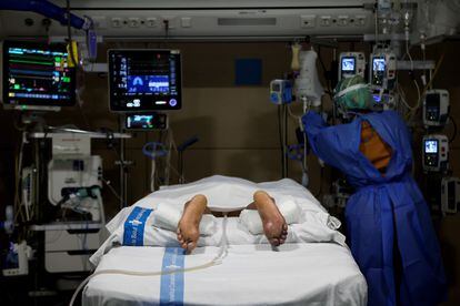 A Covid-19 patient in the Hospital del Vall d'Hebron in Barcelona.