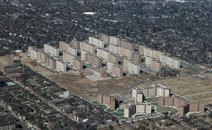Completed in 1955, the Pruitt-Igoe apartment complex in St. Louis (Missouri) designed by Minoru Yamasaki is an example of everything that can go wrong in an urban housing project.