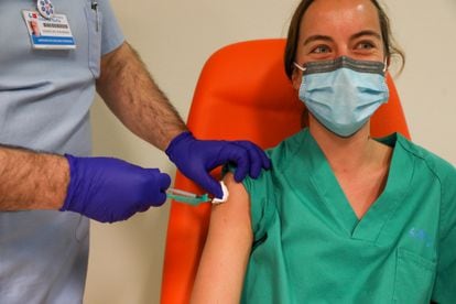 A health worker receives the Covid vaccine at the Infanta Sofía hospital in Madrid.