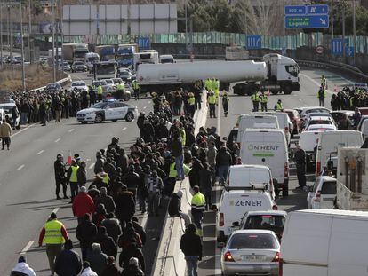 In pictures: Taxi drivers stage protest outside Fitur tourist fair