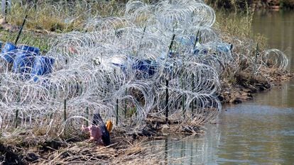 Razor and concertina wire, installed by the Texas National Guard, is placed in Shelby Park at the U.S.-Mexico border in Eagle Pass, Texas, U.S., January 16, 2024.