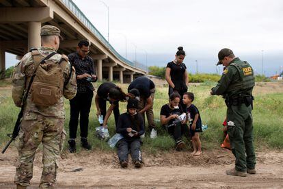 US border agents detain a group of Venezuelan migrants in Eagle Pass, Texas, on April 25.