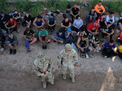 Migrants detained after crossing the Rio Grande in Eagle Pass (Texas), on September 29.