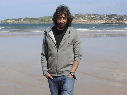 Photojournalist Manu Brabo, pictured on the San Lorenzo beach in Gij&oacute;n. 