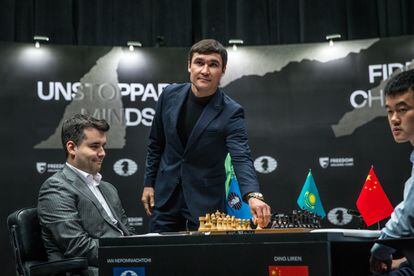 Boxer Serik Sapiyev makes the ceremonial first move in the fifth game of the Astana World Championship.