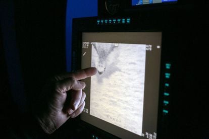 Customs officers use a thermal camera to spot vessels from far away. In the photograph, a suspicious boat has been identified from the air.