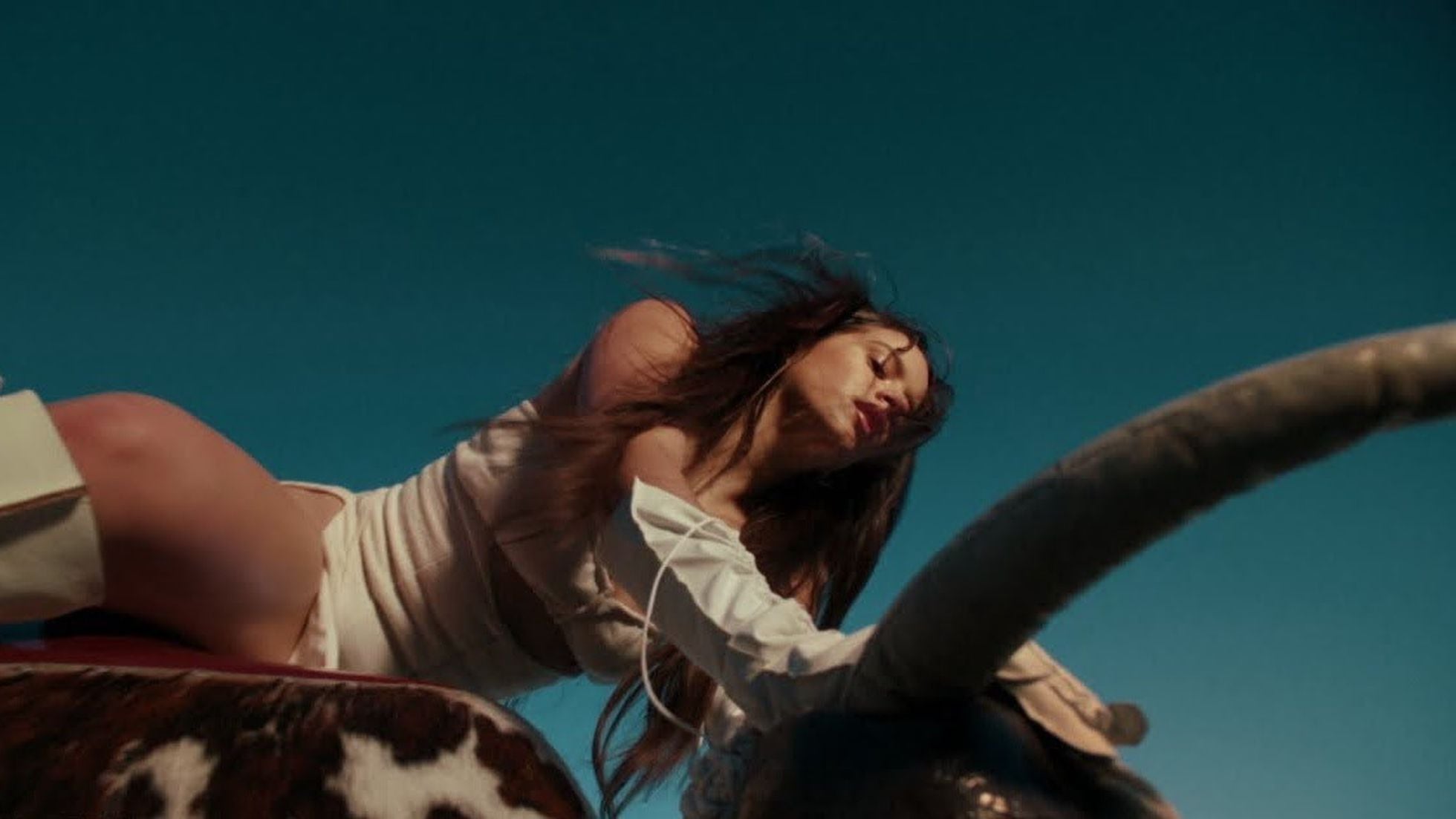 Sensuality and a mechanical bull: Rosalía's music video for the provocative  'Hentai' | Culture | EL PAÍS English