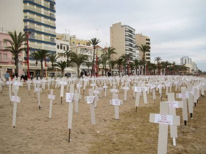 Crosses on the beach at Vinaròs.