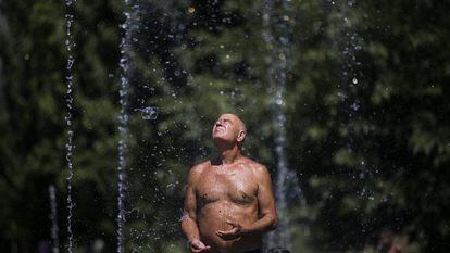 A man cools off in Madrid Rio park.