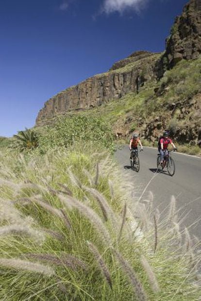 Two cyclists in Gran Canaria.