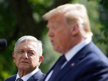 Donald Trump (r) and Andrés Manuel López Obrador outside the White House in 2020.