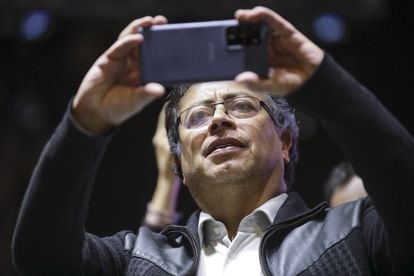 Gustavo Petro uses his cell phone in Bogotá (Colombia), on March 4, 2022.