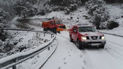 A snow plow in Els Ports, in the Valencian province of Castellón.