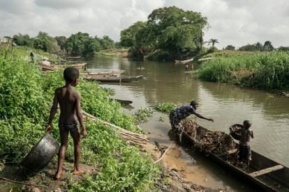 The village of Igbedor and the surrounding villages are connected through the river system, which is also a major source of water for domestic use. The local population is of Igbo ethnicity and speaks Igbo, like the vast majority of the population in Anambra. For a few months, fishermen from the northern states, such as the Igala of Kogi, settle in the area and coexist peacefully with the local Igbo community, even though they speak different languages and have different traditions. 