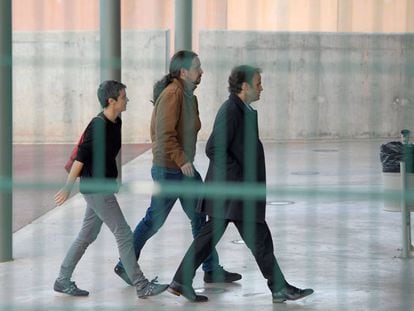 Pablo Iglesias (c) arrives at the Lledoners jail to visit Catalan jailed leader Oriol Junqueras.