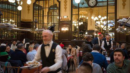 A full dining room during food service at the Bouillon Chartier, in Paris